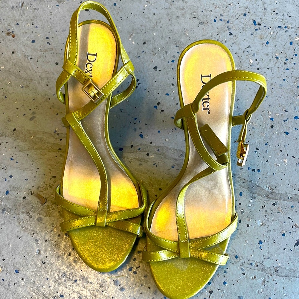 Women’s 7.5 green high heel shoes.